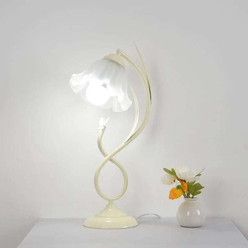 “Sculpted flower desk lamp with E27 LED for cozy study or dining”