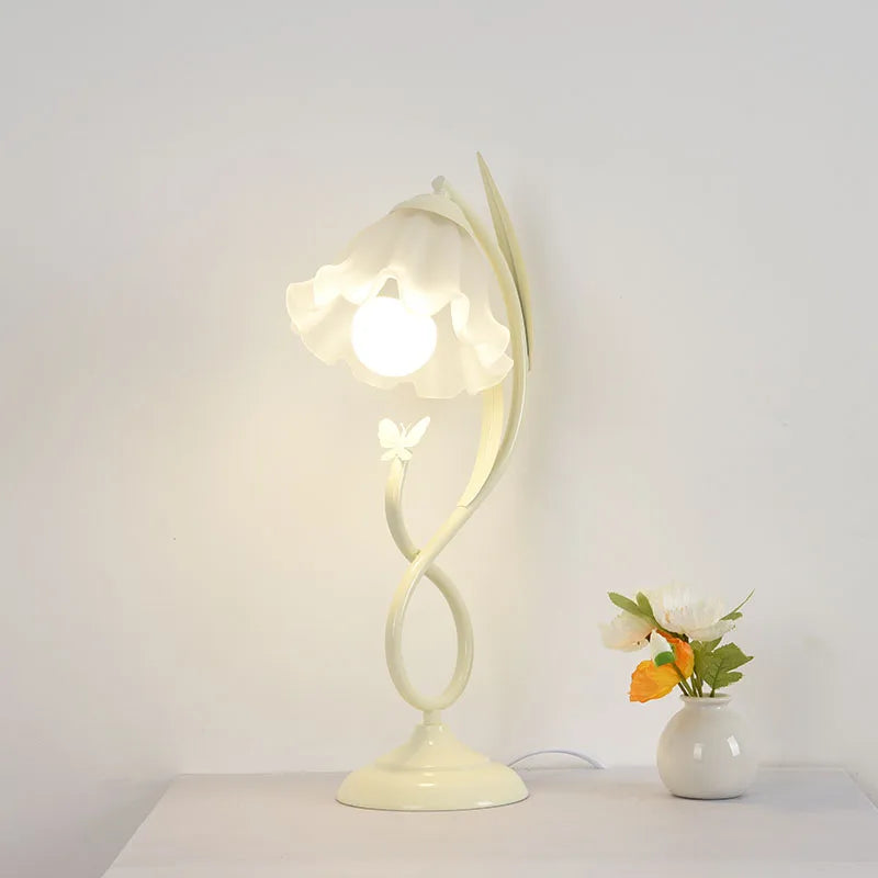 “Cream creative flower art table lamp for romantic bedrooms”